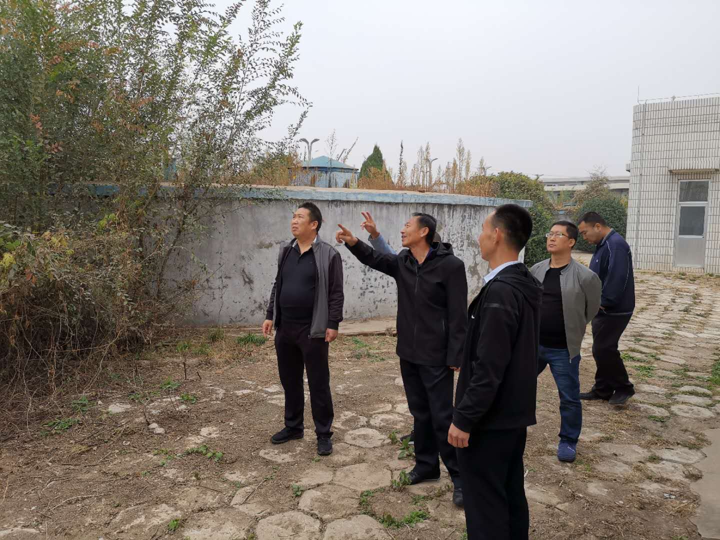 公司總經(jīng)理王建人在供水、污水生產(chǎn)一線開展風(fēng)險隱患排查 (1).jpg