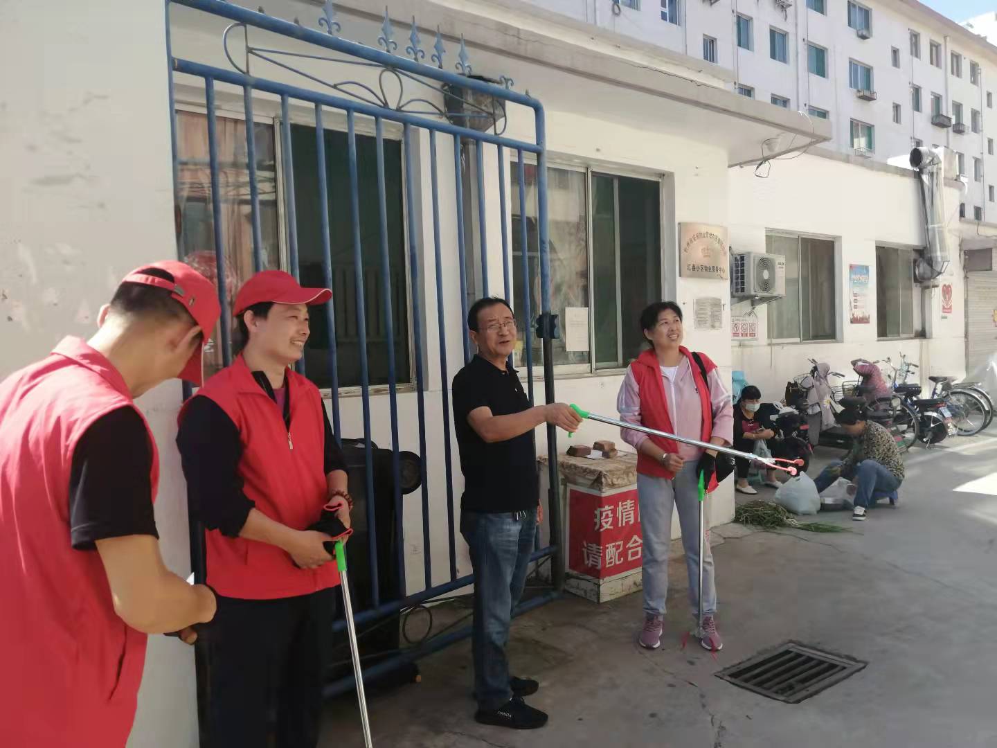 01-9月9日黨委委員、財務總監(jiān)辛建人在匯春小區(qū)檢查指導志愿者服務.jpg